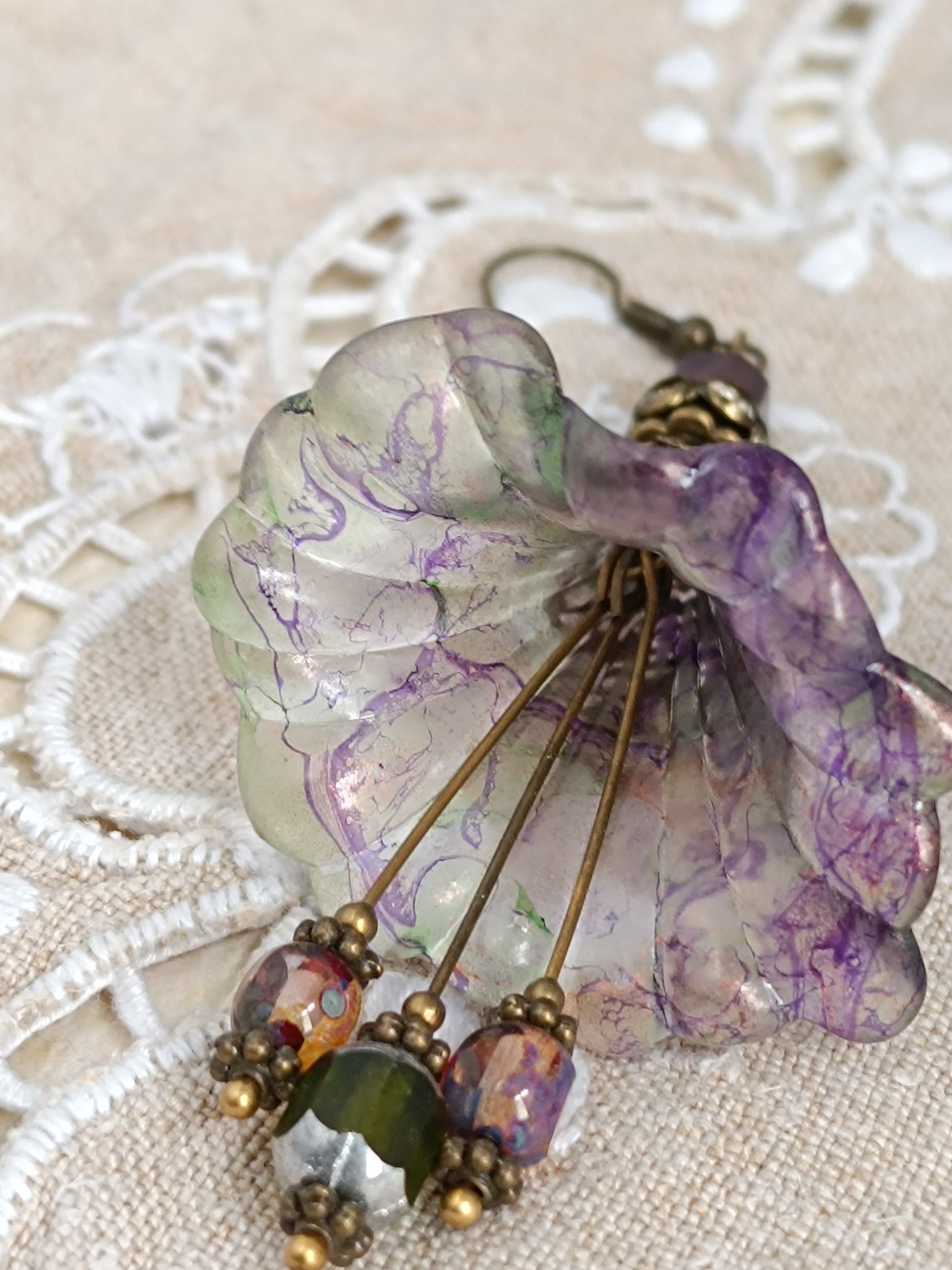 Boucles d'Oreilles Pendantes Féeriques Vertes et Violettes Fleurs Acrylique Perles Verre Tchèque XXL