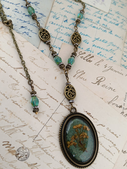 Grand Collier Cottagecore Dark Floral Pendentif Botanique Fleurs Séchées Fond Vert 4 x 2,8 cm
