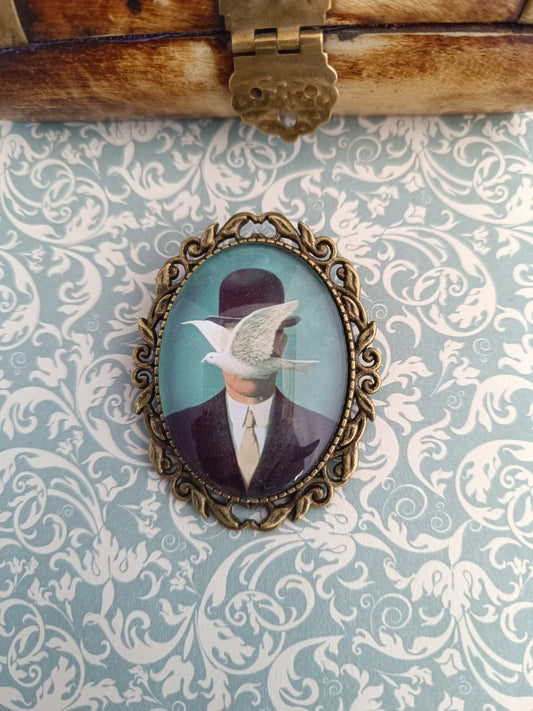 Broche cabochon verre – Illustration René Magritte