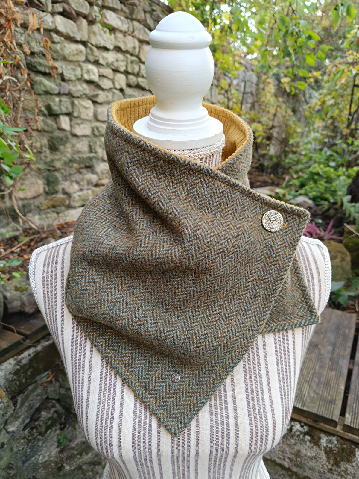 Tour de cou en tweed celtique doublé de velours côtelé bouton Poséidon