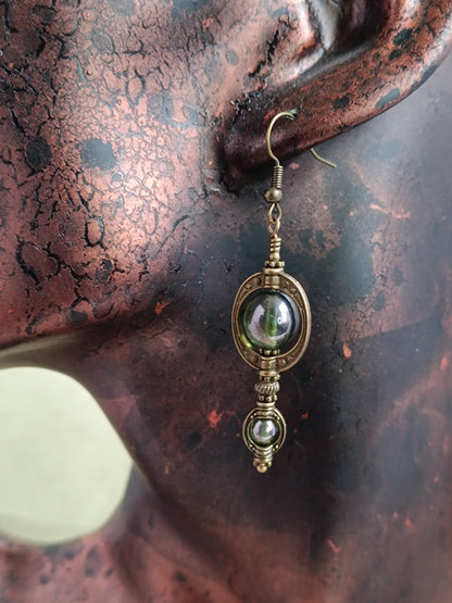 Boucles d'oreilles pendantes perles de verre tchèque asymétriques romantiques et mystérieuses vert lustré créations Aucoudesanges
