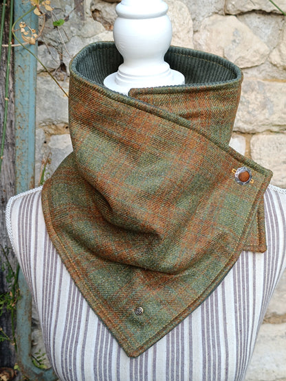 Tour de cou femme en cachemire tartan vert et marron, bouton octogonal brun
