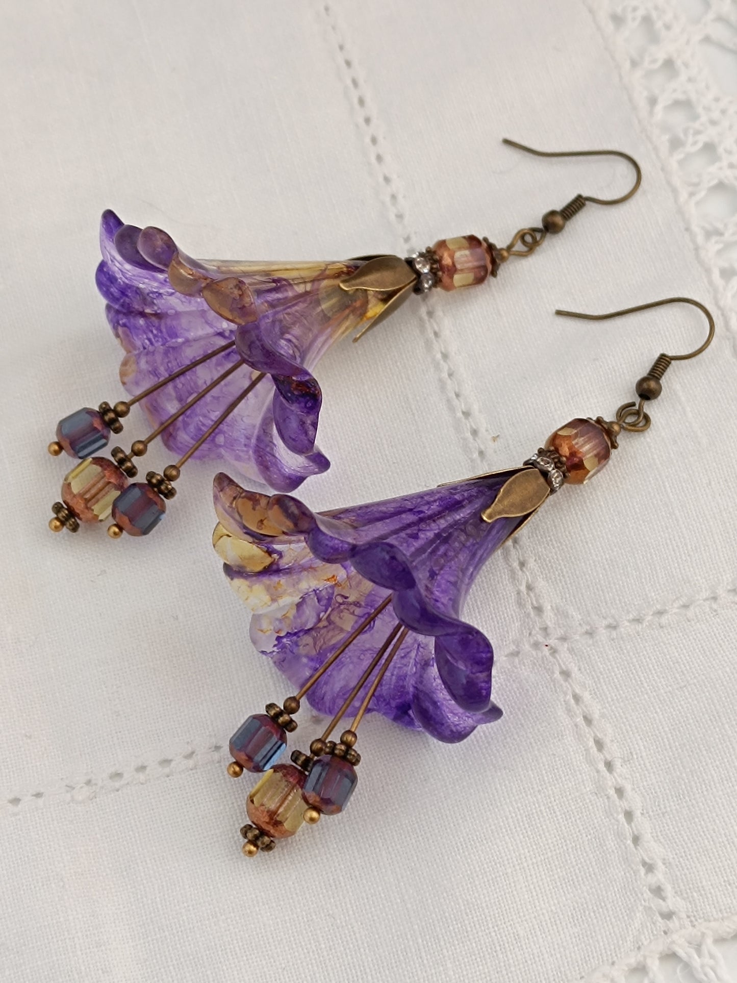 Boucles d'Oreilles Fleurs Lucite XXL Violettes et Jaune - Perles Verre Tchèque
