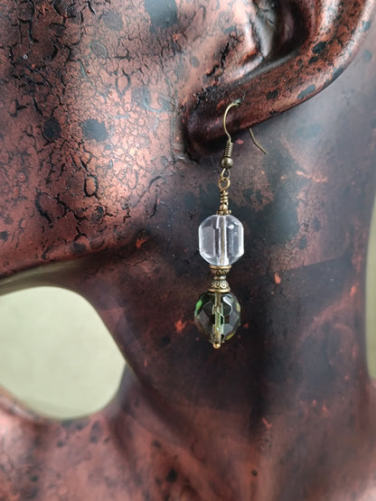 Boucles d'oreilles pendantes perles de verre tchèque asymétriques style vintage modernisé