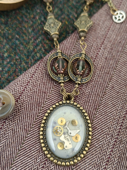 Collier chaîne et chapelet de perles pendentif ovale steampunk
