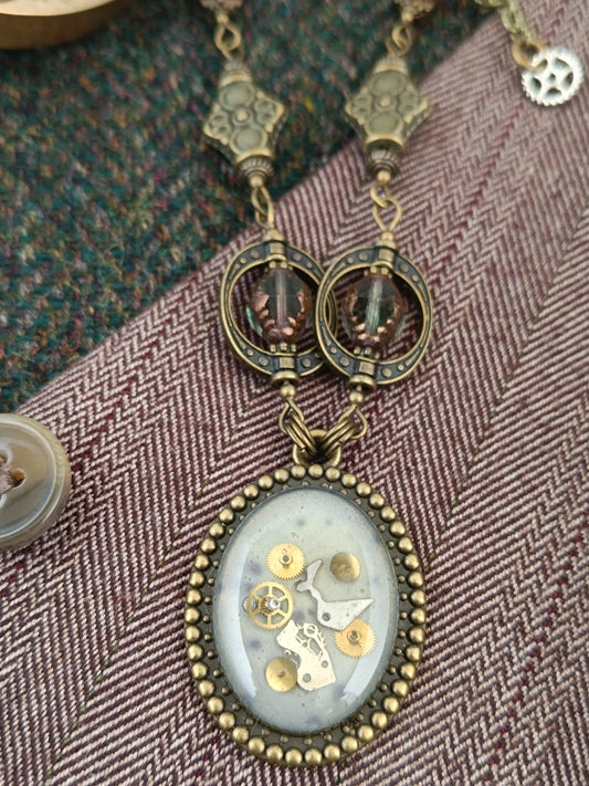 Collier chaîne et chapelet de perles pendentif ovale steampunk