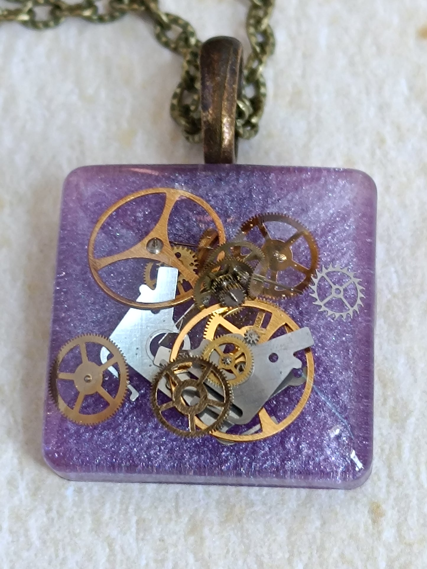 Pendentif Steampunk Carré Engrenages Résine Époxy Violet Chaîne Bronze Artisanal