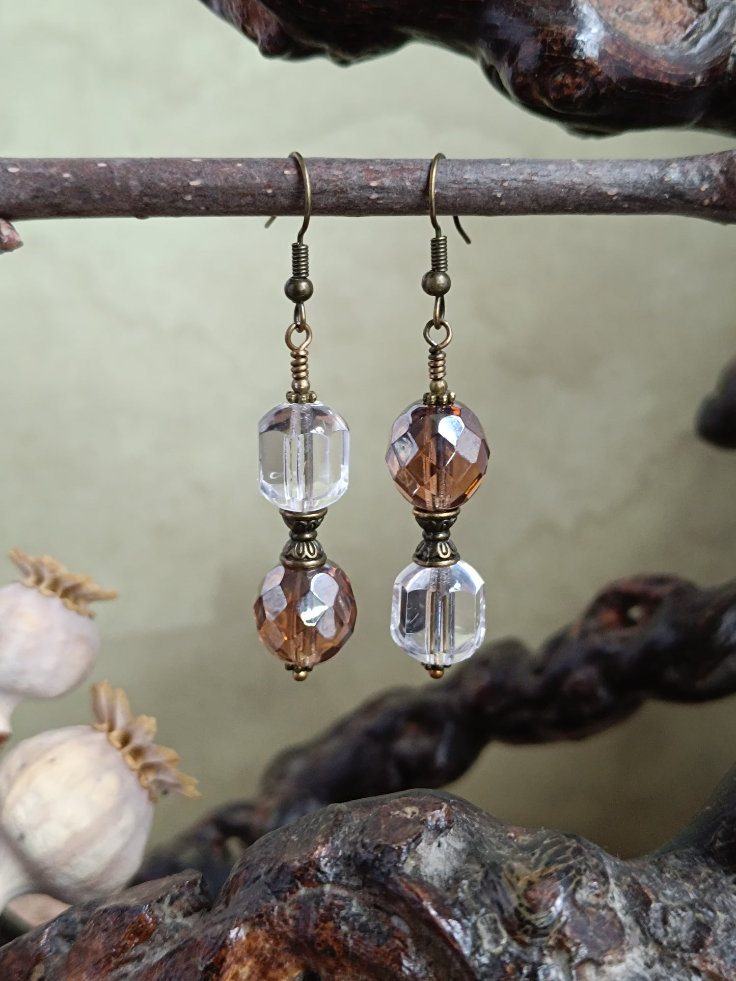 Boucles d'oreilles pendantes perles de verre tchèque asymétriques style vintage modernisé