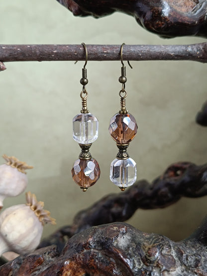 Boucles d'oreilles pendantes perles de verre tchèque asymétriques style vintage modernisé