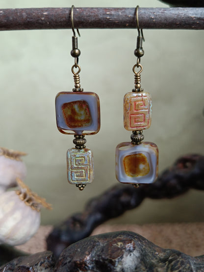 Boucles d'oreilles pendantes perles de verre tchèque asymétriques style bohème mystérieux moderne