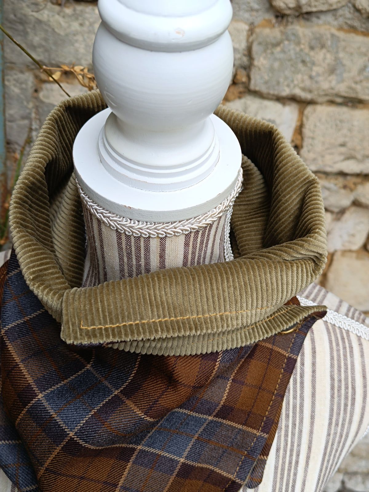 Tour de cou tartan pure laine velours côtelé kaki et bouton vintage métal et nacre