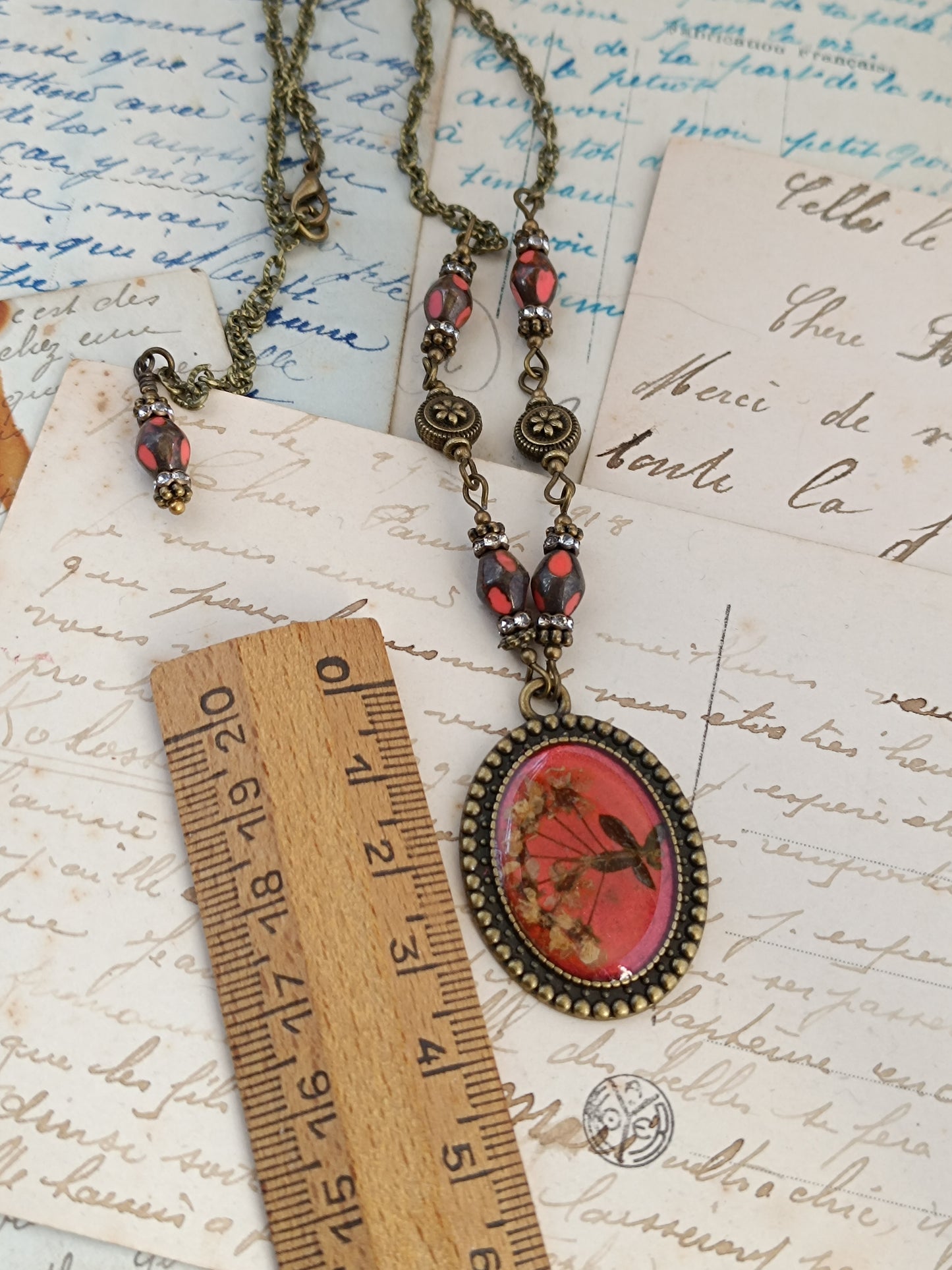 Pendentif Botanique Dark Floral Fleurs Séchées Résine Bronze Antique Pièce Unique