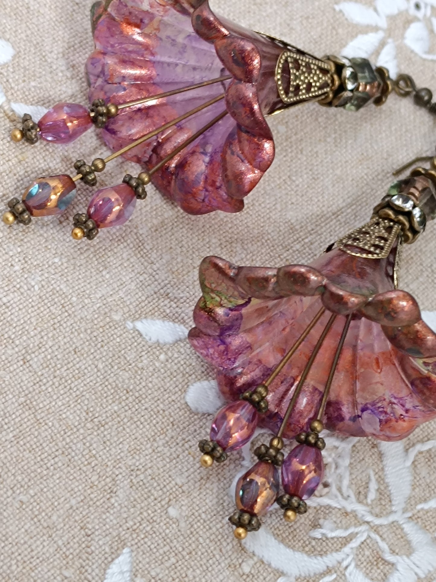 Boucles d'Oreilles Pendantes Féeriques Vertes et Violettes Perles Verre Tchèque XXL
