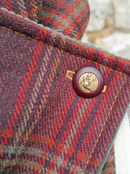 Tour de cou en laine tartan bordeaux, velours kaki et bouton cerf champêtre