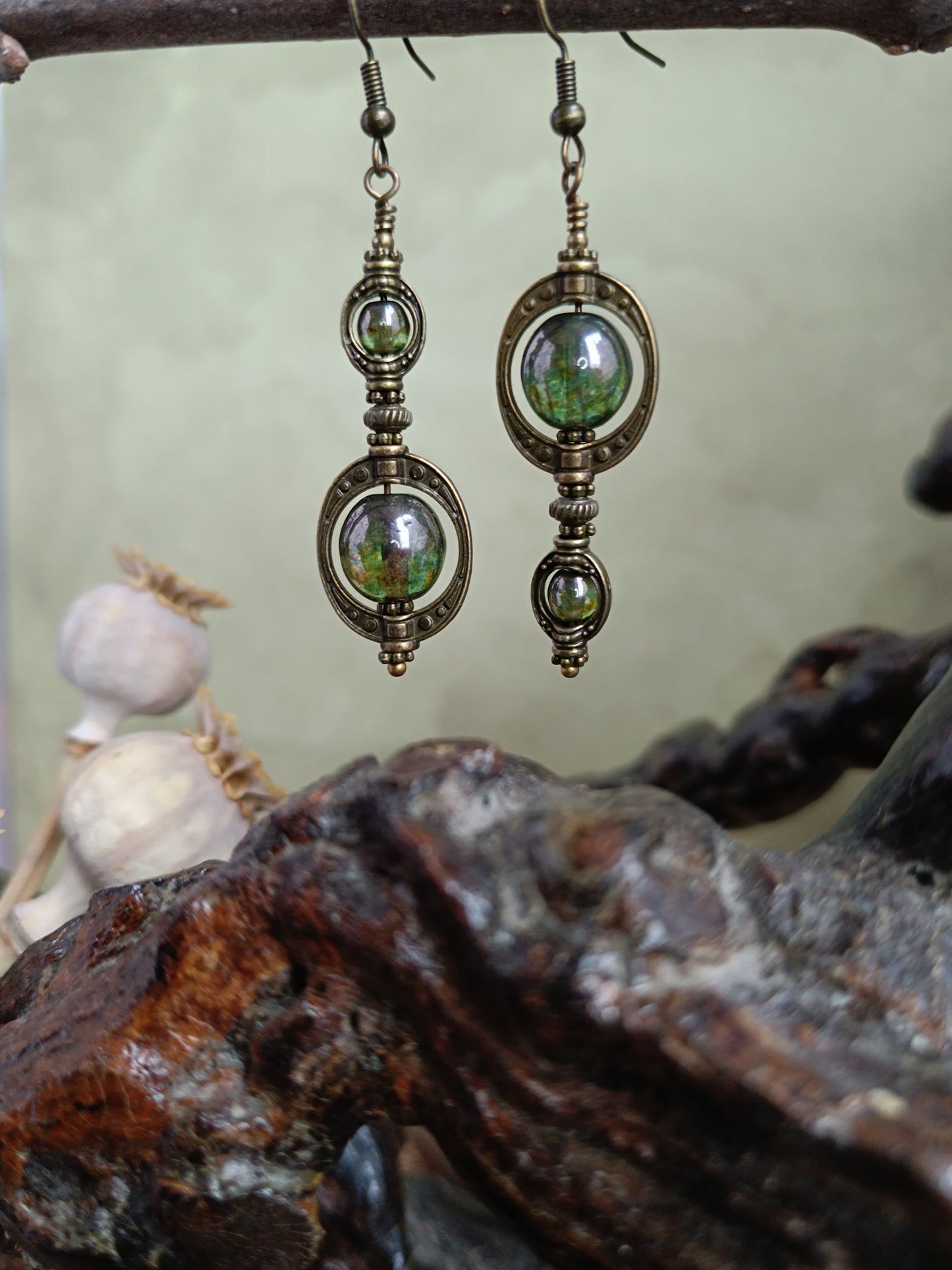 Boucles d'oreilles pendantes perles de verre tchèque asymétriques romantiques et mystérieuses vert lustré créations Aucoudesanges