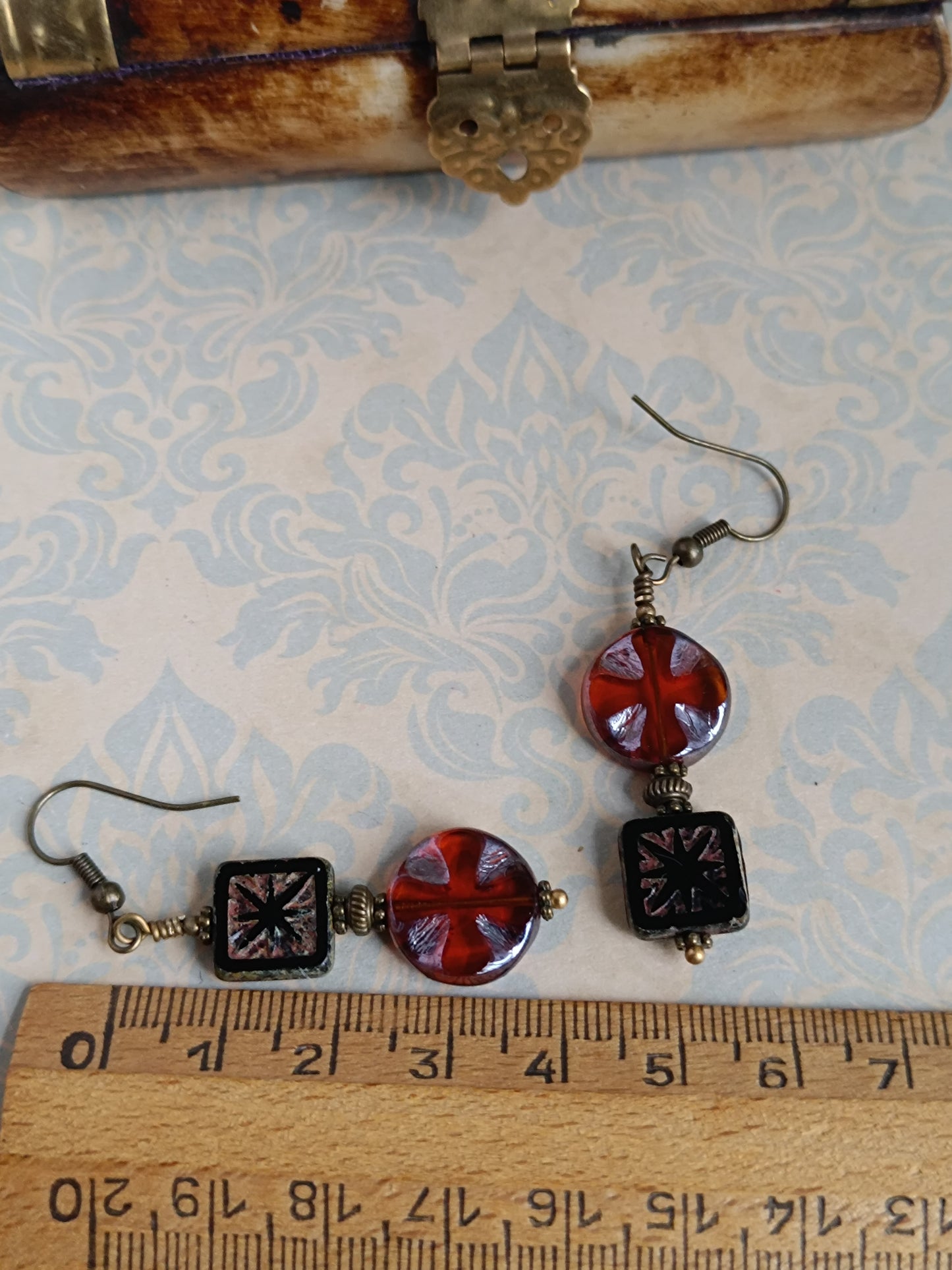 Boucles d'oreilles pendantes perles de verre tchèque asymétriques style bohème chic