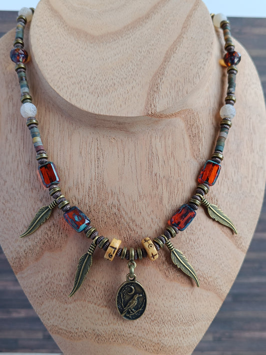 Collier artisanal câblé – Style bohème mystique corbeau
