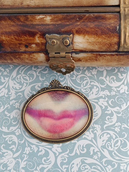 Broche cabochon verre bouche, original style cabinet de curiosités victorien