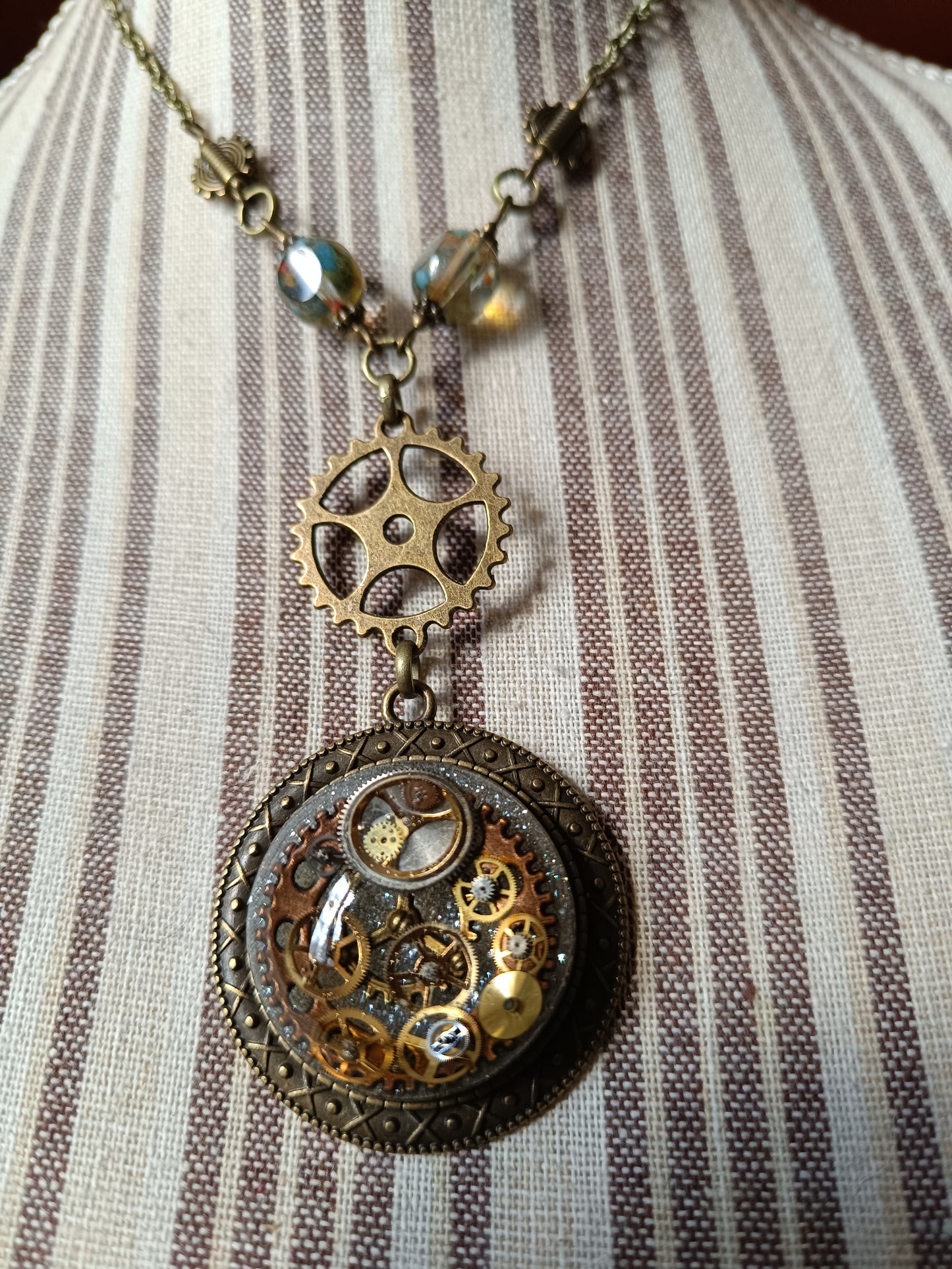 Collier Steampunk Perles de Verre Tchèque Pendentif Cabochon Résine Époxy Bronze Artisanal