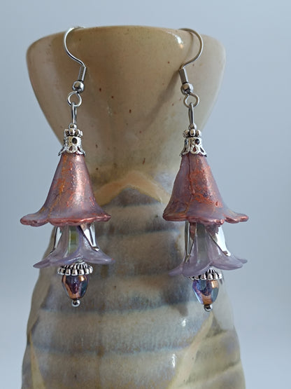 Boucles d'oreilles fleurs acrylique givrée, perles de verre tchèque, acier inoxydable