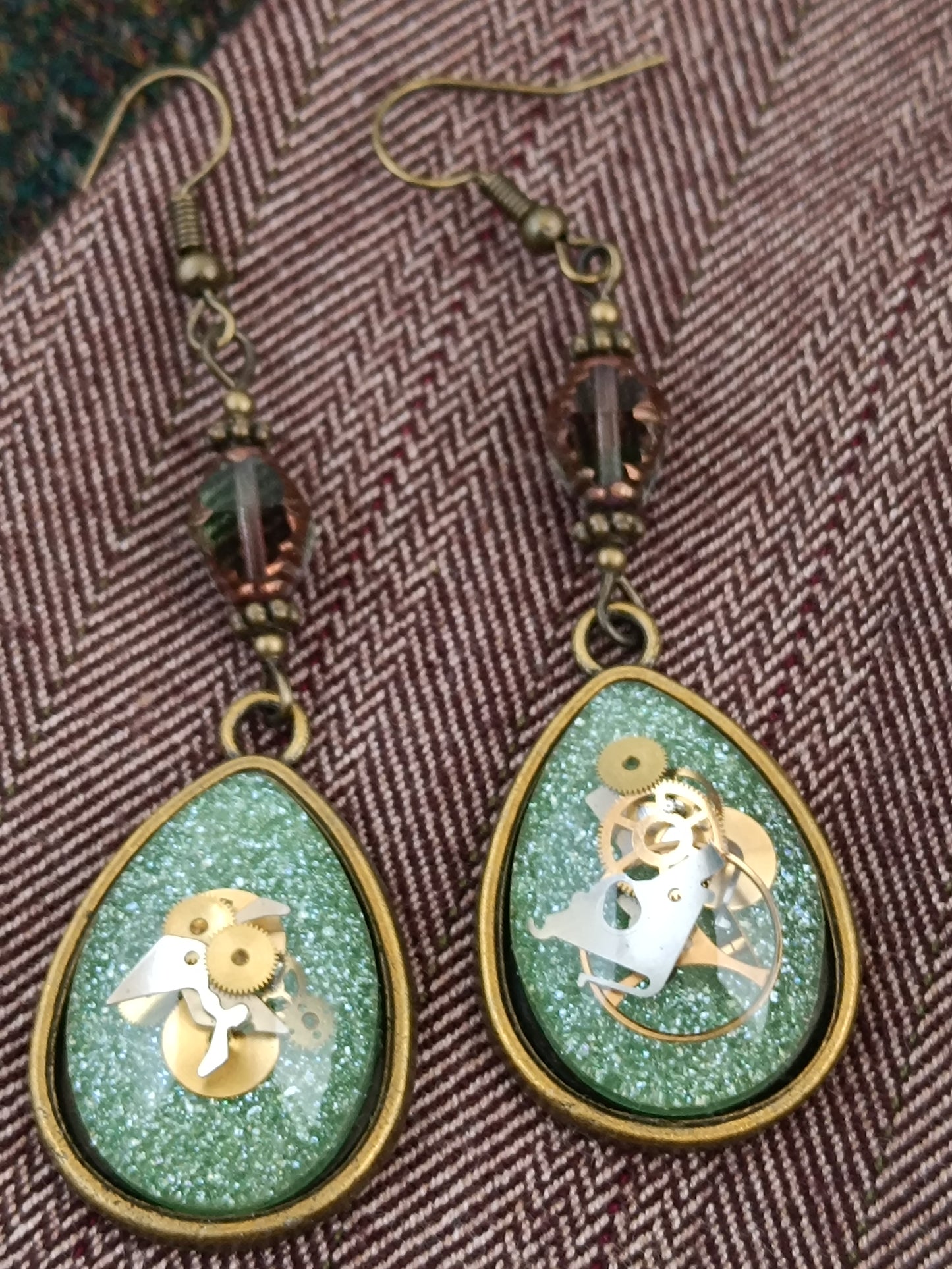 Boucles d'oreilles pendantes Steampunk gouttes vert clair - Perles verre tchèque 5cm