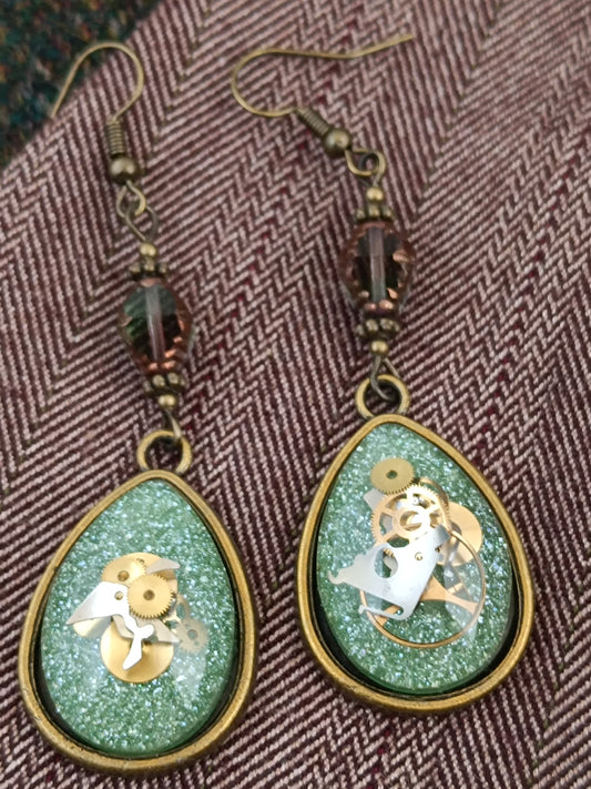 Boucles d'oreilles pendantes Steampunk gouttes vert clair - Perles verre tchèque 5cm