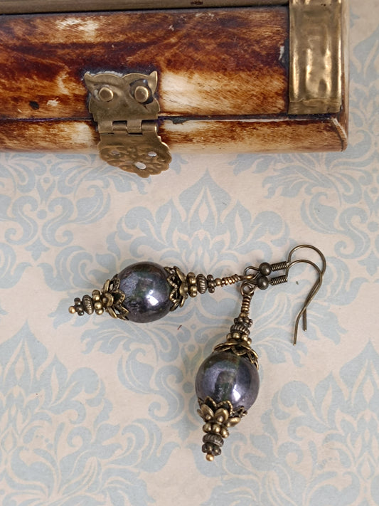 Boucles d'Oreilles Pendantes Victoriennes Verre Tchèque Vert Lustré Bronze Antique