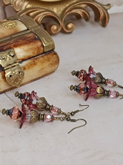 Parure Collier Boucles d'Oreilles Fleurs Féeriques Lucite Rose Verre Tchèque Bronze Antique