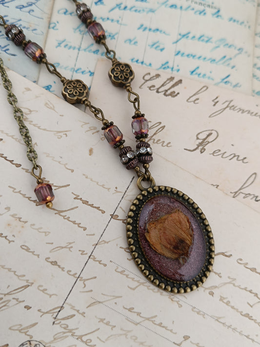 Collier Vintage Romantique Médaillon Artisanal Fleurs de Cerisier Résine 3 x 2,5 cm