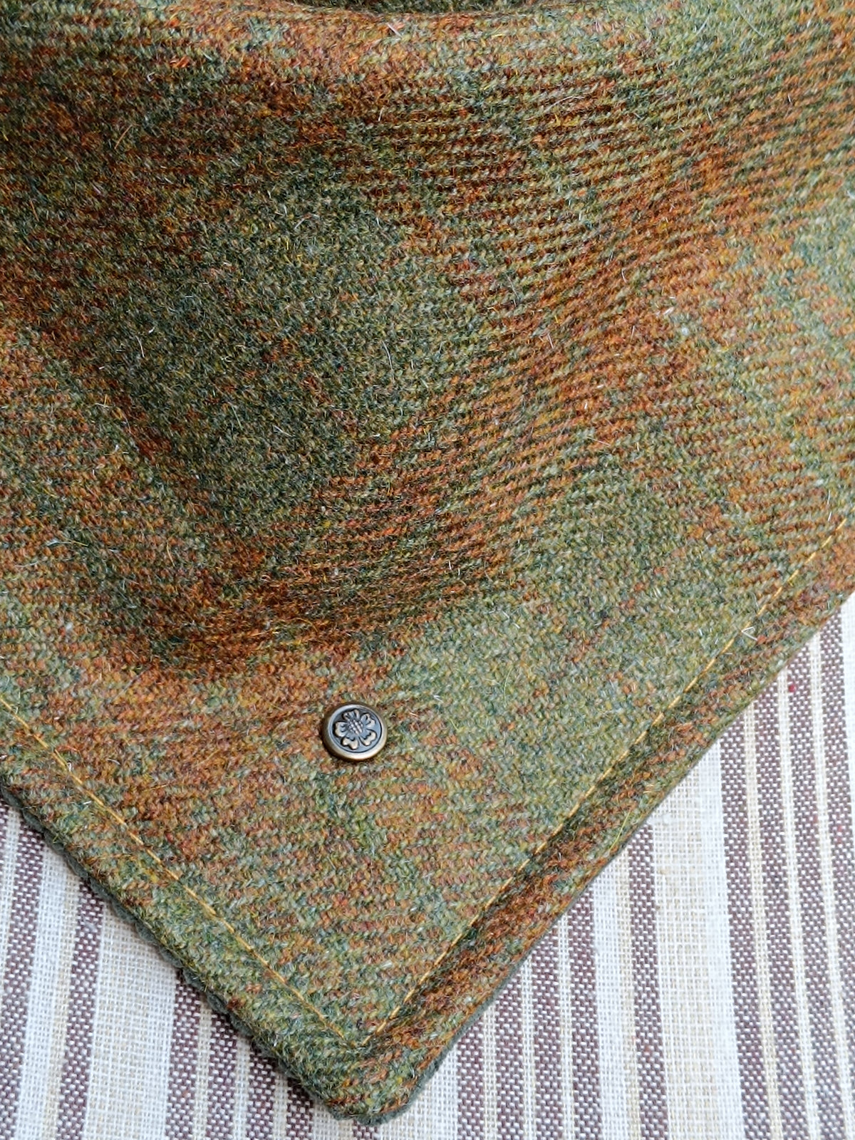 Tour de cou femme en cachemire tartan vert et marron, bouton celtique