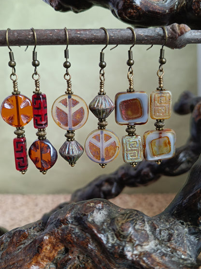 Boucles d'oreilles pendantes perles de verre tchèque style bohème mystérieux et raffiné