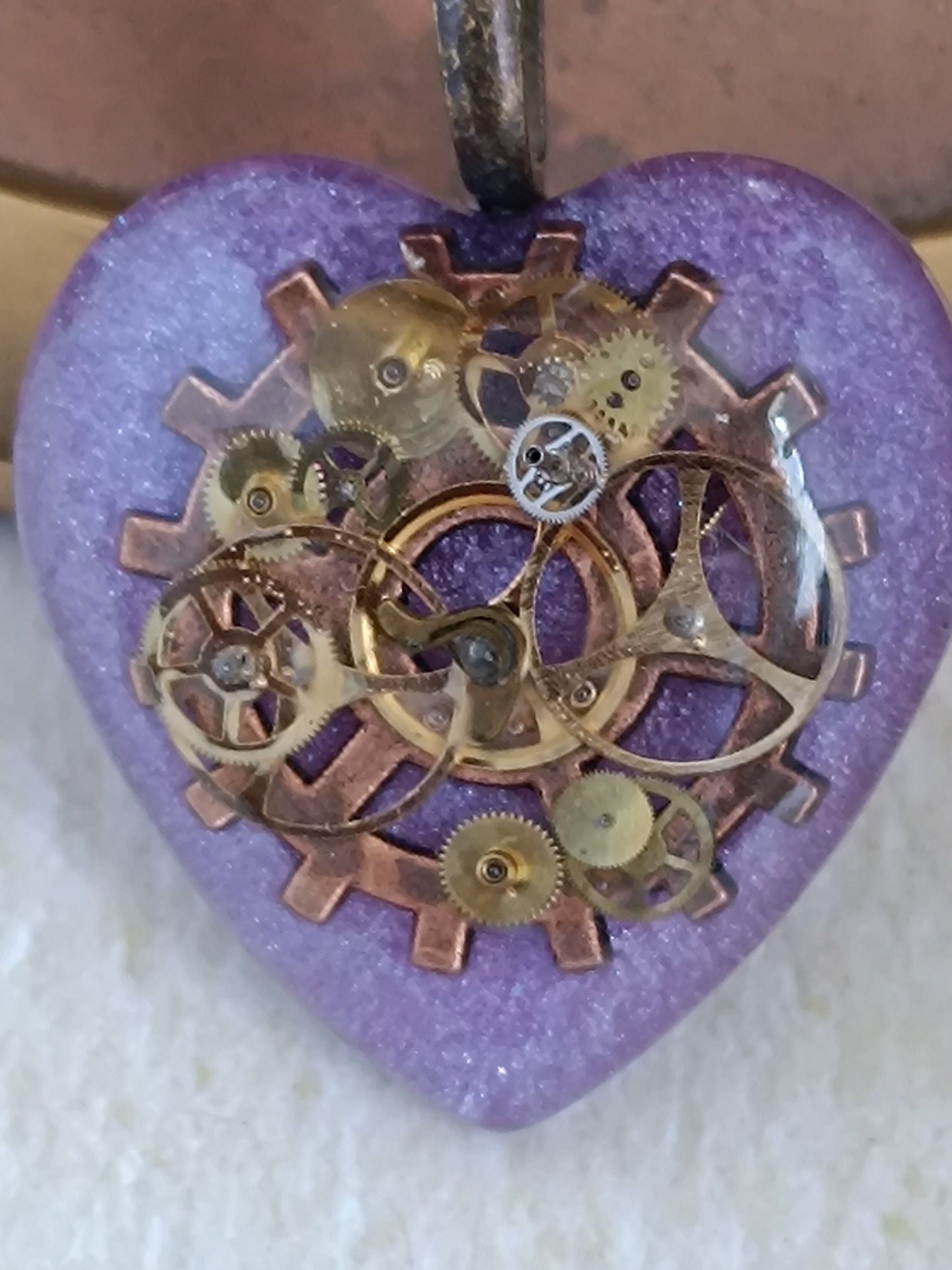 Pendentif Steampunk Cœur Engrenages Résine Époxy Mauve Chaîne Bronze Artisanal