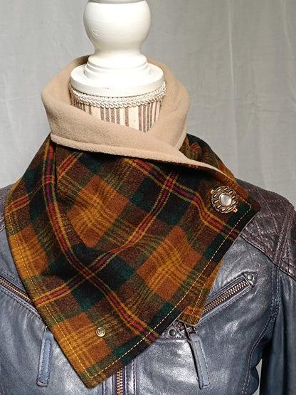 Tour de cou écharpe boutonnière tartan lainage doublé polaire beige et bouton de collection métal et nacre