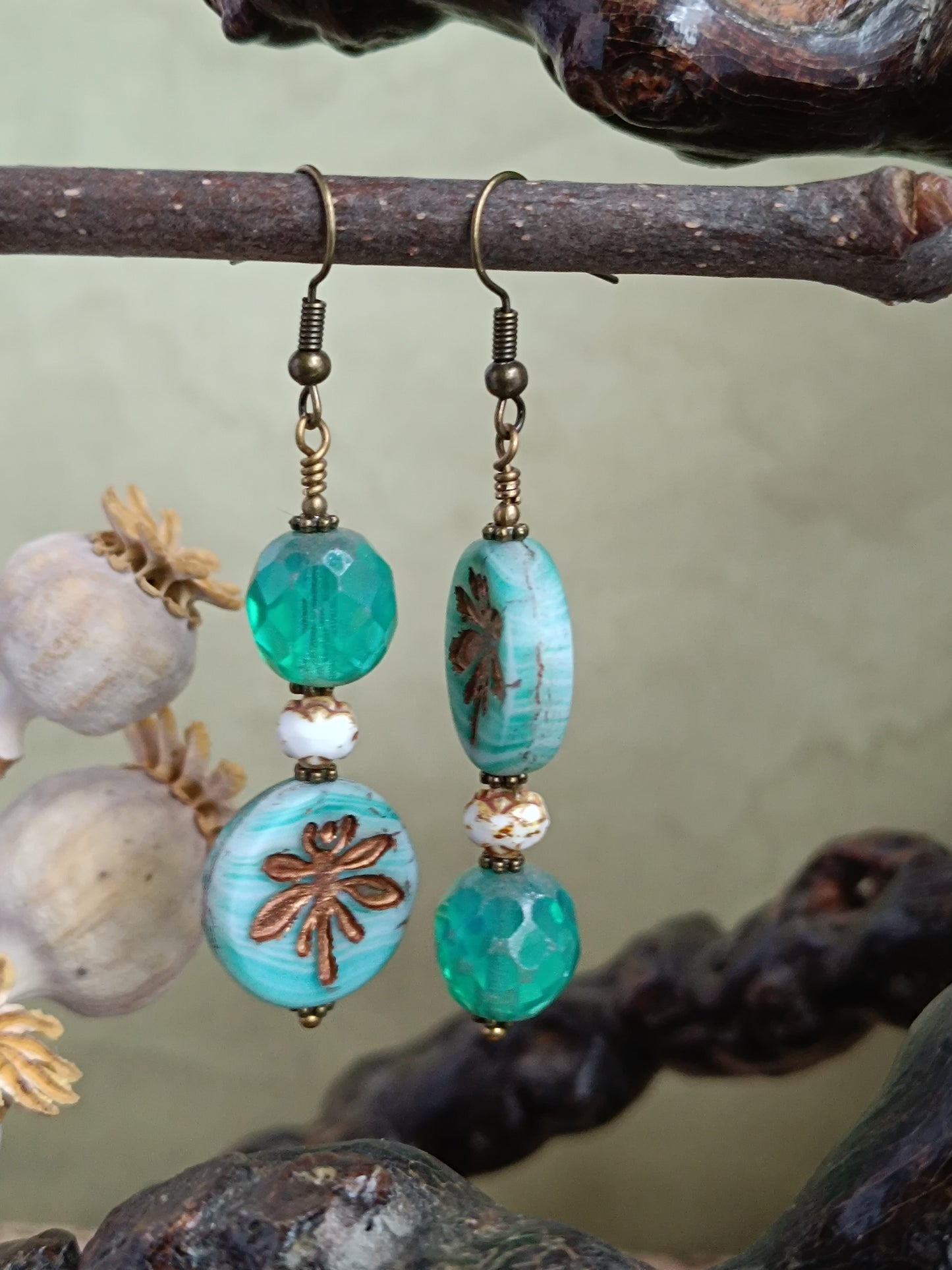 Boucles d'oreilles pendantes perles de verre tchèque asymétriques style bohème mystérieux