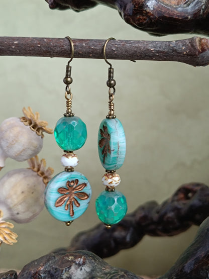 Boucles d'oreilles pendantes perles de verre tchèque asymétriques style bohème mystérieux