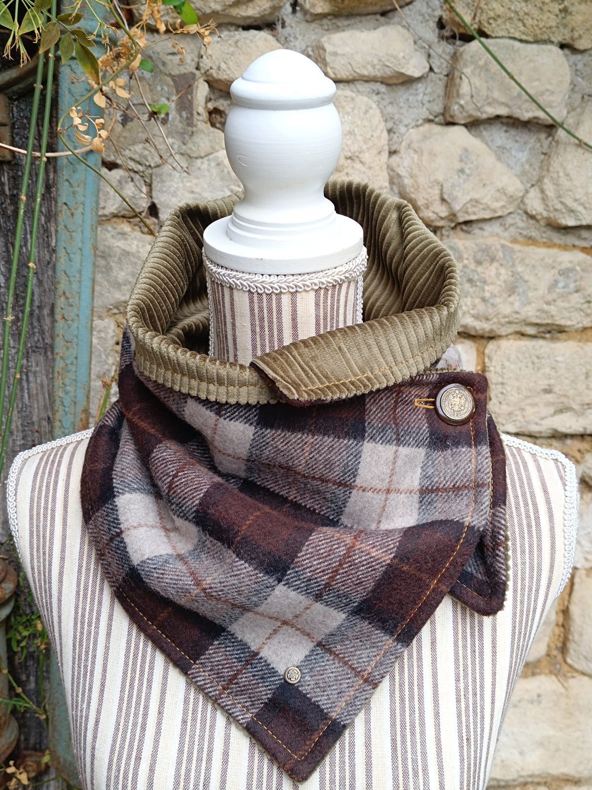 Tour de cou tartan écossais laine velours côtelé et bouton vintage autrichien