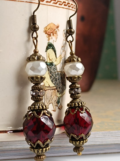 Boucles d'oreilles pendantes artisanales – Perles facettées rouges et blanches, métal bronze antique filigrané