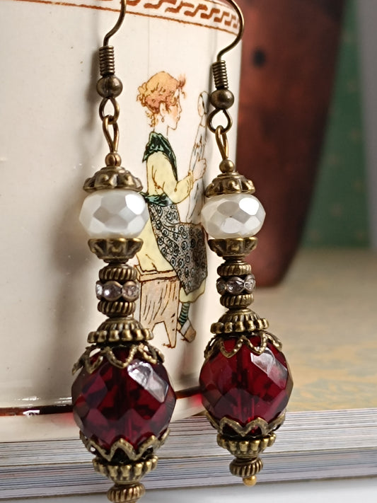 Boucles d'oreilles pendantes artisanales – Perles facettées rouges et blanches, métal bronze antique filigrané