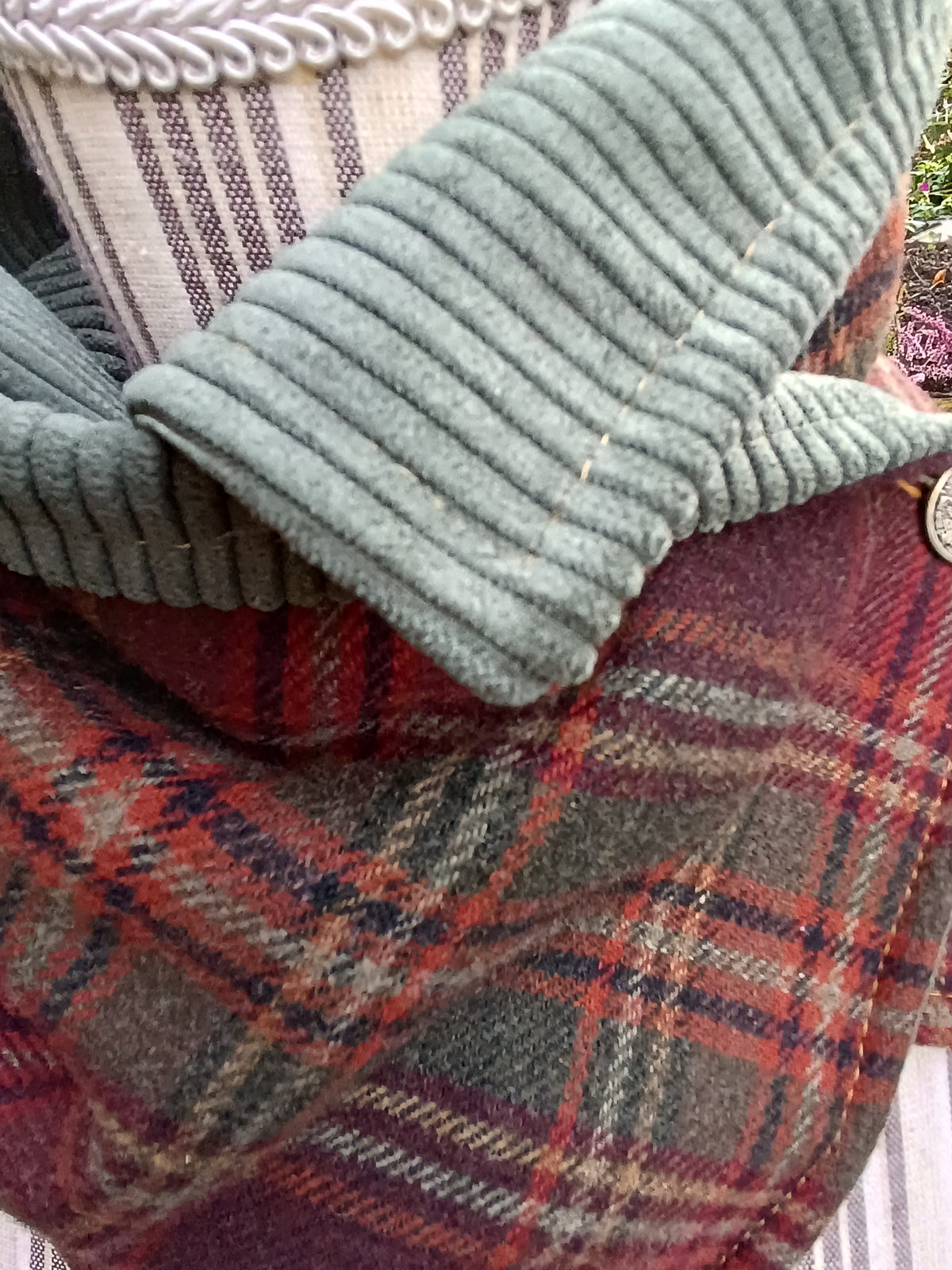 Tour de cou tartan écossais en laine doublé de velours côtelé et bouton vintage chevalier