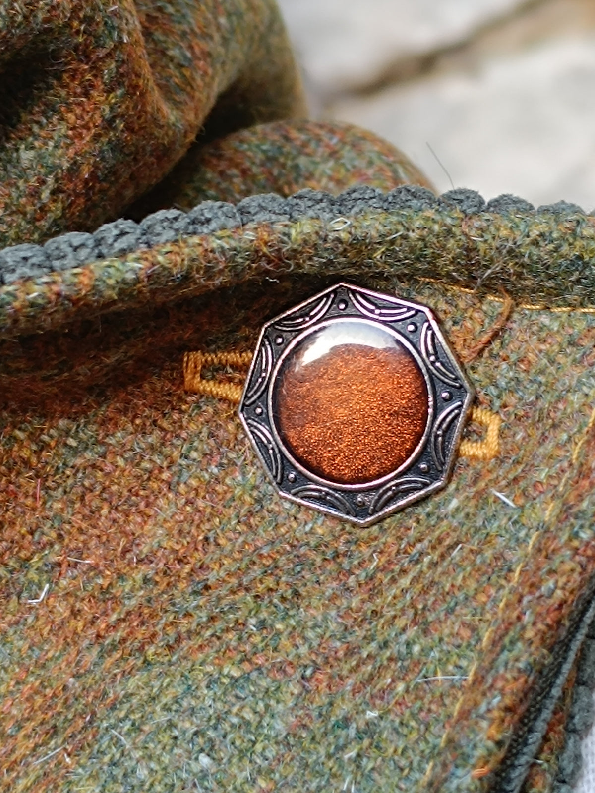 Tour de cou femme en cachemire tartan vert et marron, bouton octogonal brun
