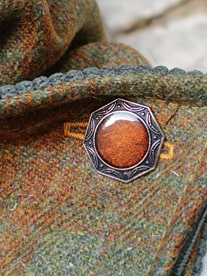 Tour de cou femme en cachemire tartan vert et marron, bouton octogonal brun