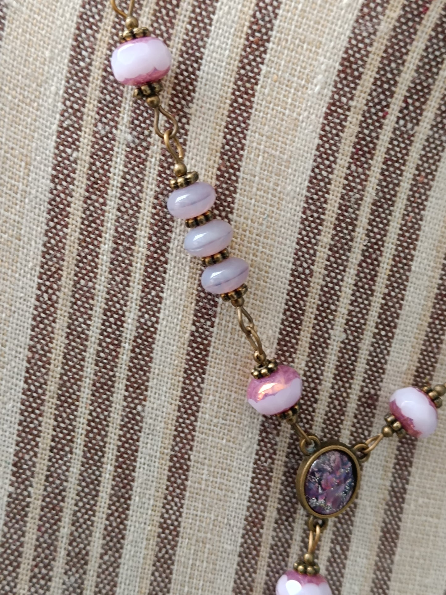 Collier Pendentif Vintage "Éclat Confetti" en Laiton et Verre Bohème