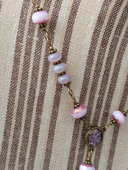 Collier Pendentif Vintage "Éclat Confetti" en Laiton et Verre Bohème
