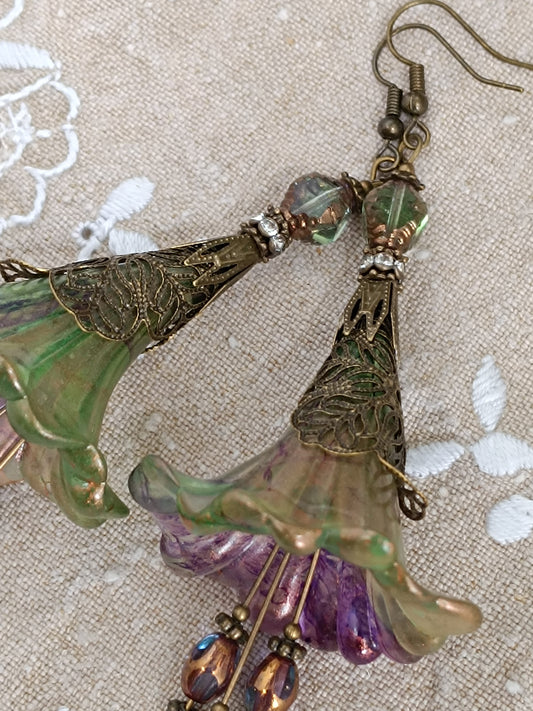 Boucles d'Oreilles Pendantes Féeriques Vertes et Violettes Fleurs Acrylique Perles Verre Tchèque XXL