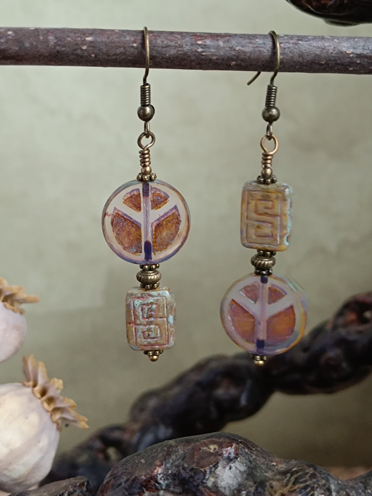 Boucles d’oreilles pendantes asymétriques perles symbole de paix & motifs graphiques  laiton bronze antique artisanat poétique