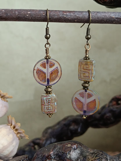 Boucles d’oreilles pendantes asymétriques perles symbole de paix & motifs graphiques  laiton bronze antique artisanat poétique