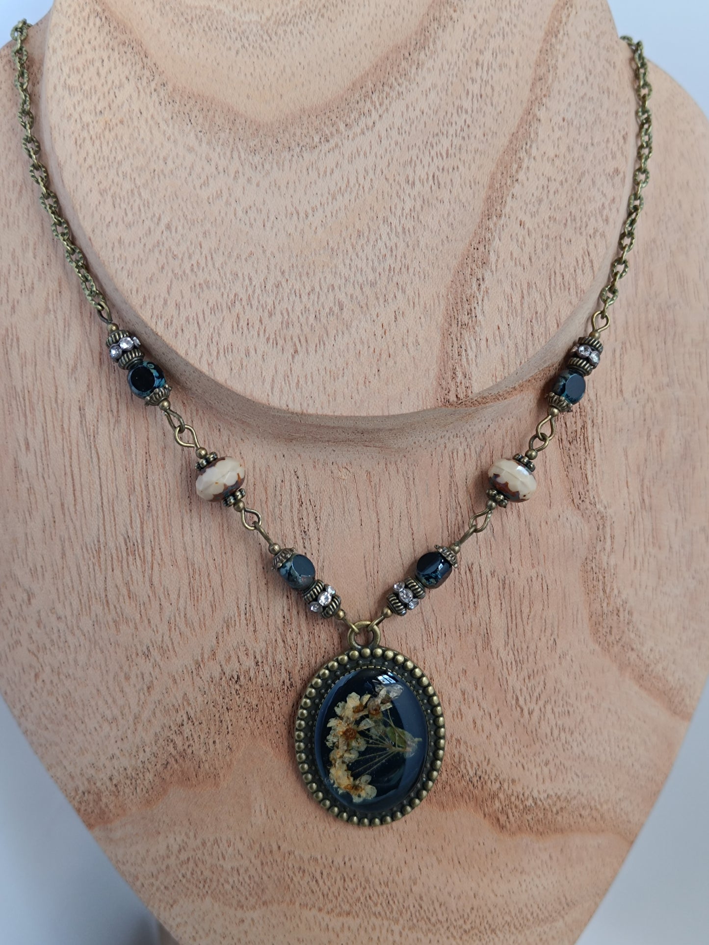 Collier Nature Dark Floral - Cabochon Résine et Fleurs Séchées (3 x 2,5 cm)