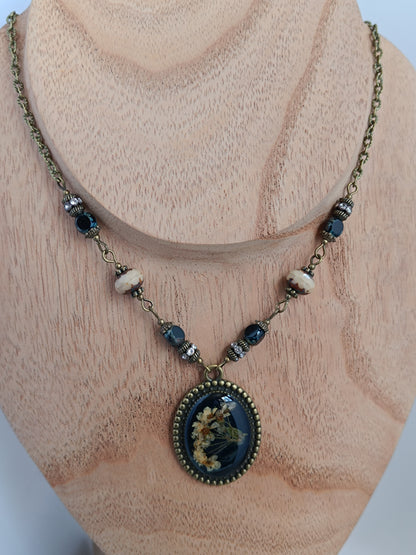 Collier Nature Dark Floral - Cabochon Résine et Fleurs Séchées (3 x 2,5 cm)