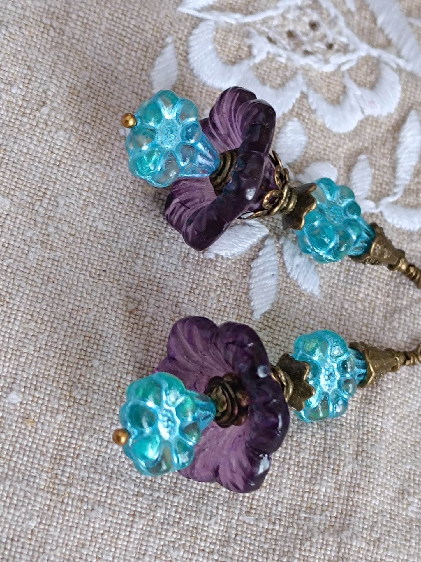 Boucles d'oreilles Fleurs Clochettes Lucite Vintage et Fleurets Verre Tchèque Bleus Bijou Bohème