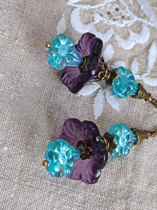 Boucles d'oreilles Fleurs Clochettes Lucite Vintage et Fleurets Verre Tchèque Bleus Bijou Bohème